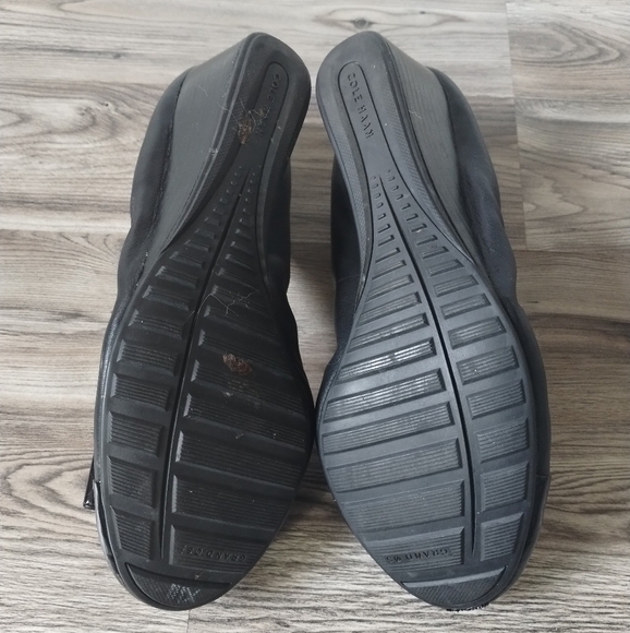 Cole Haan Black Patent Leather Bow Front Wedge Heels Size 7 - Picture 4 of 6